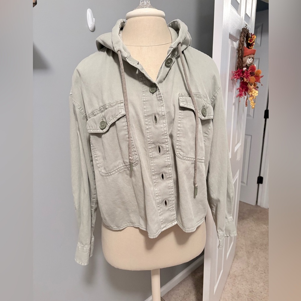 American Eagle Outfitters Women's Cropped Utility Jacket in Green